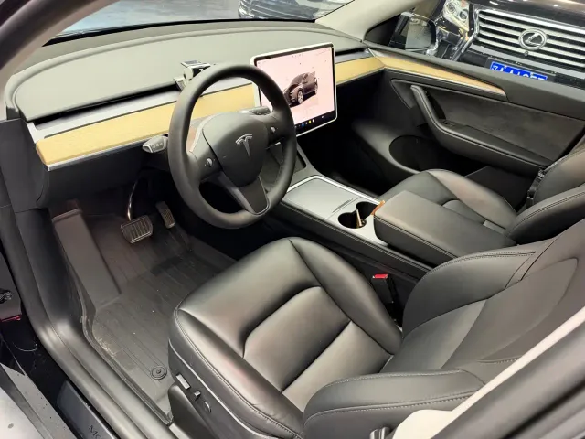 Tesla Model Y — Фото автомобиля 6