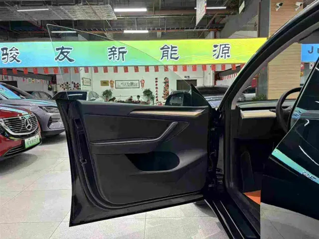 Tesla Model Y — Фото автомобиля 15