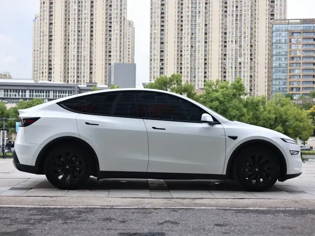 Tesla Model Y — Фото автомобиля 8