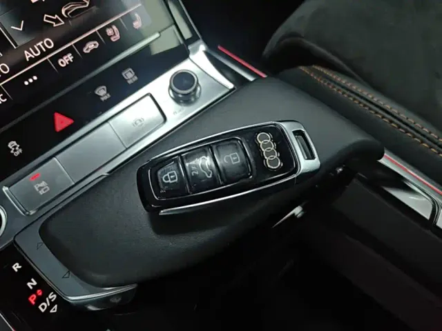 Audi e-tron — Фото автомобиля 8