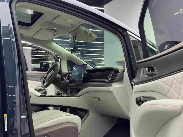 Denza D9 — Фото автомобиля 10