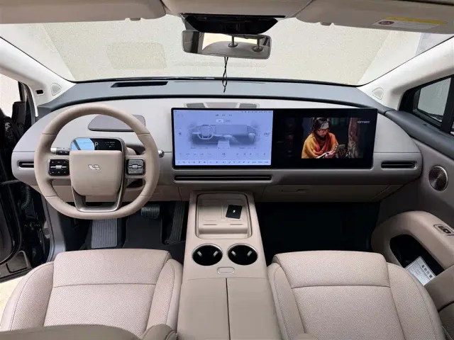 Li Auto i8 — Фото автомобиля 6