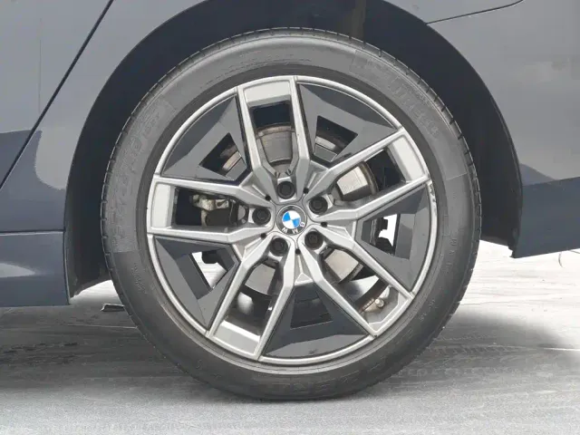 BMW 5 Series — Фото автомобиля 15