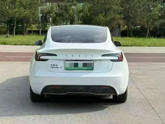 Tesla Model 3 — Фото автомобиля 8