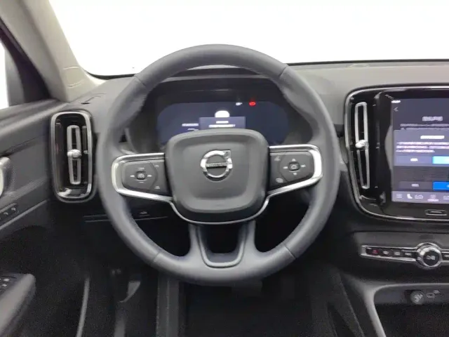 Volvo XC40 — Фото автомобиля 11