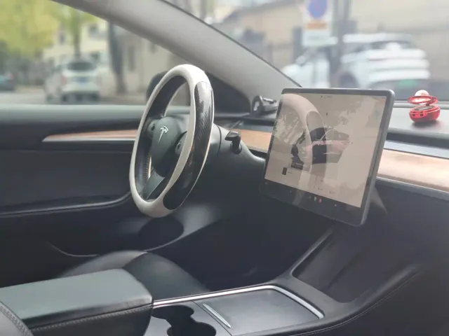 Tesla Model 3 — Фото автомобиля 7