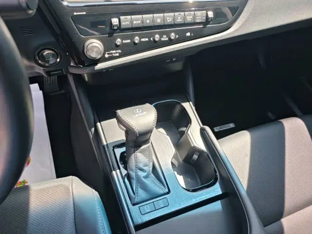 Lexus ES — Фото автомобиля 13