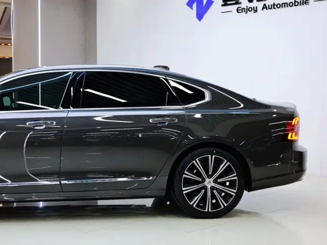 Volvo S90 — Фото автомобиля 4