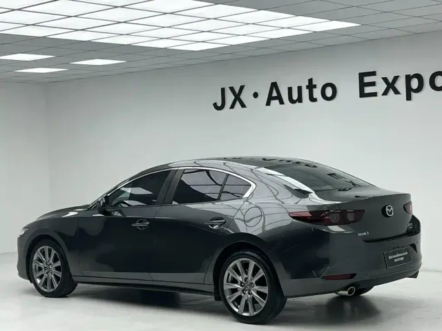 Mazda Axela — Фото автомобиля 5