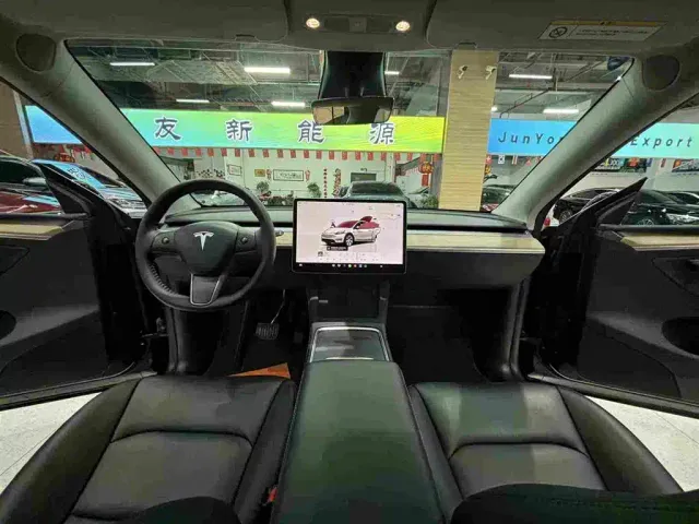Tesla Model Y — Фото автомобиля 7