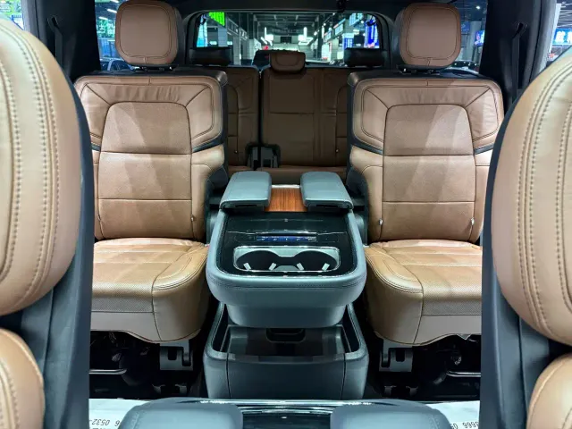 Lincoln Navigator — Фото автомобиля 12