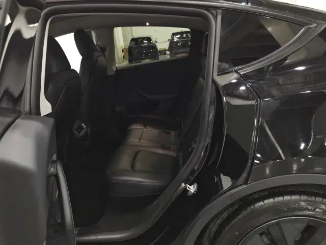 Tesla Model Y — Фото автомобиля 15
