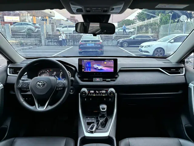 Toyota RAV4 — Фото автомобиля 8