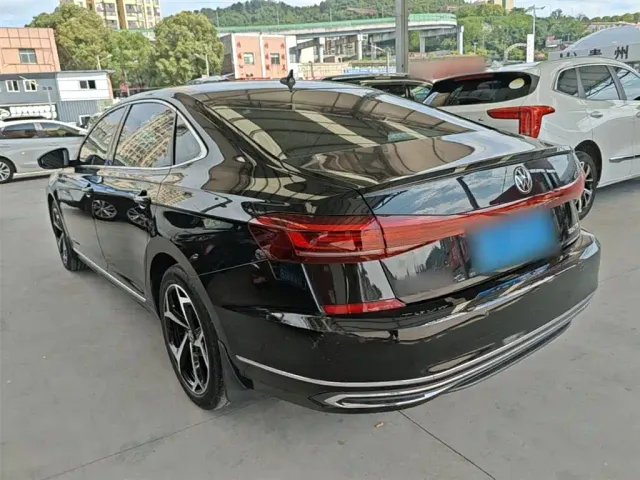 Volkswagen Passat — Фото автомобиля 4