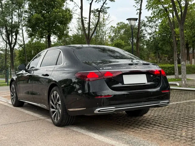 Mercedes-Benz E-Class — Фото автомобиля 18