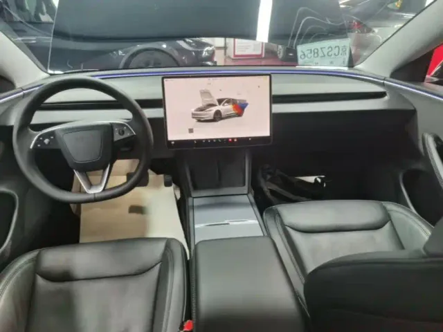 Tesla Model 3 — Фото автомобиля 12