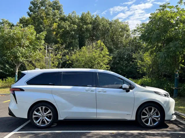Toyota Sienna — Фото автомобиля 17