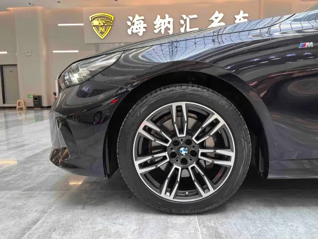 BMW 5 Series — Фото автомобиля 16