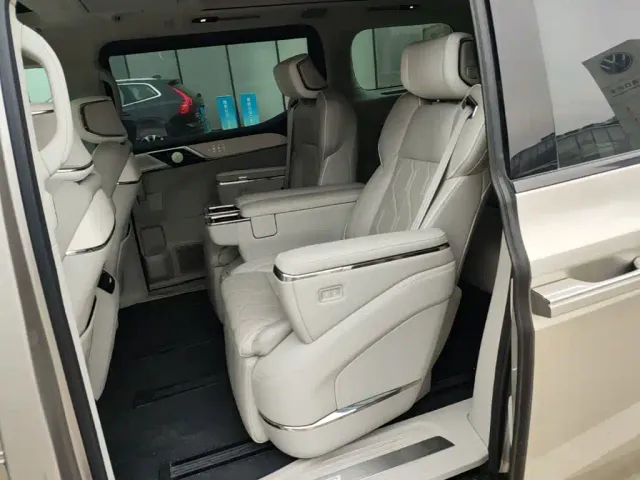 Volvo EM90 — Фото автомобиля 16