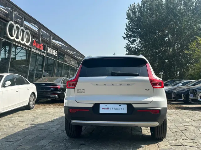 Volvo XC40 — Фото автомобиля 2