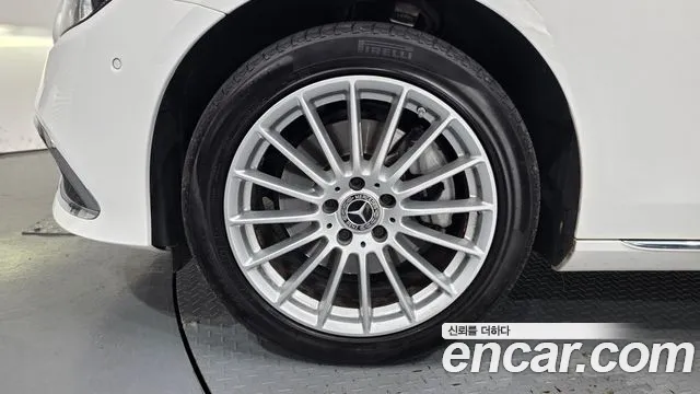 Mercedes-Benz E-Class — Фото автомобиля 3
