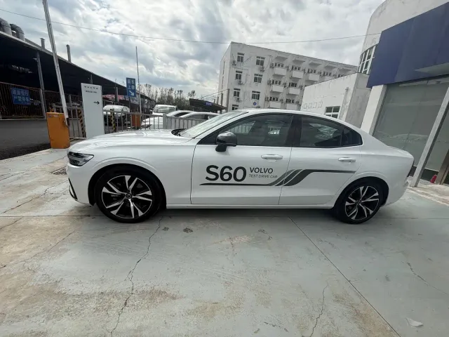Volvo S60 — Фото автомобиля 5