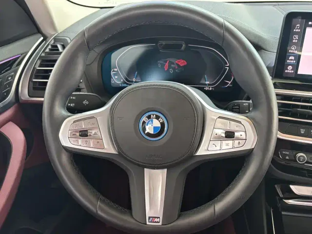 BMW iX3 — Фото автомобиля 10