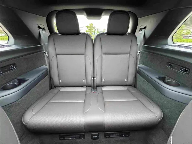 Li Auto L8 — Фото автомобиля 11