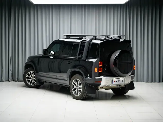 Land Rover Defender — Фото автомобиля 9