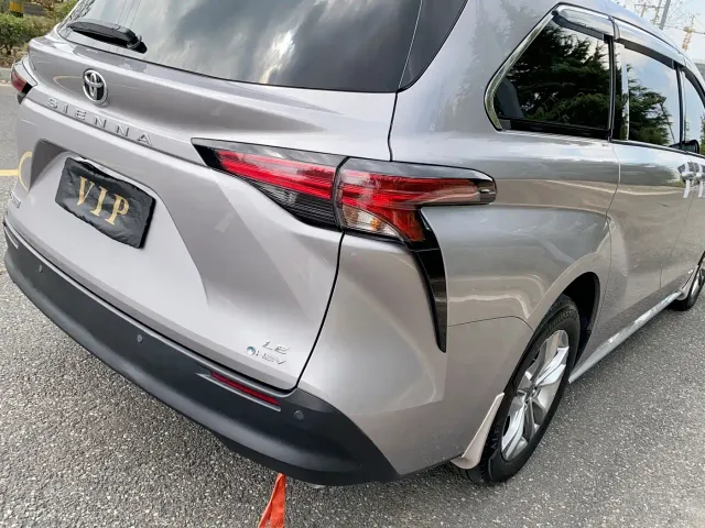 Toyota Sienna — Фото автомобиля 9