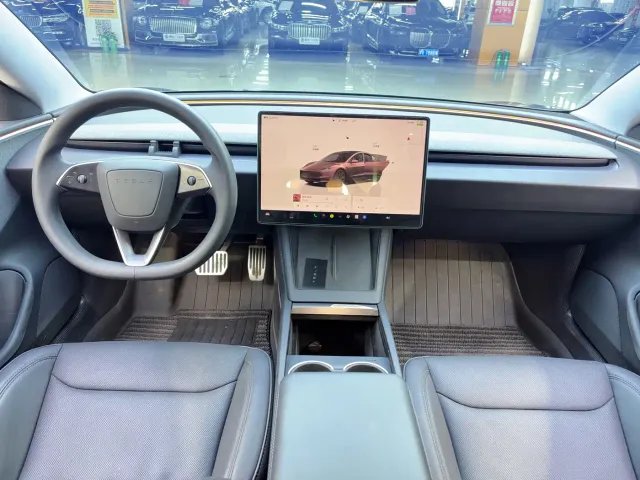 Tesla Model 3 — Фото автомобиля 5