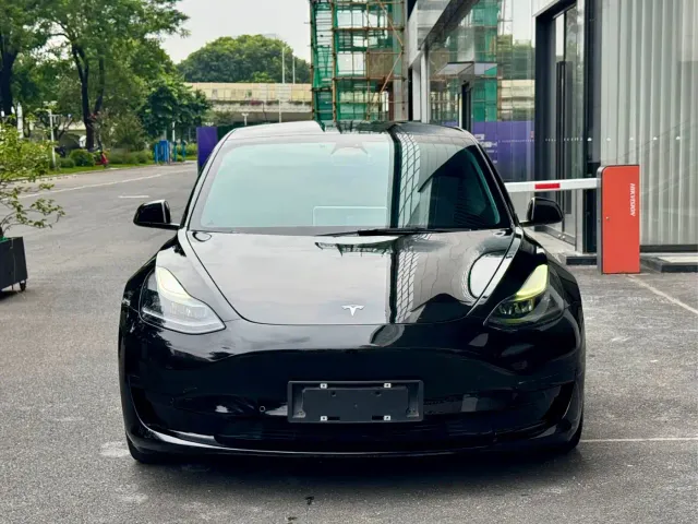 Tesla Model 3 — Фото автомобиля 2