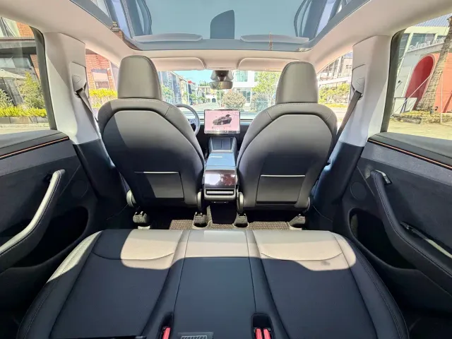 Tesla Model Y — Фото автомобиля 15