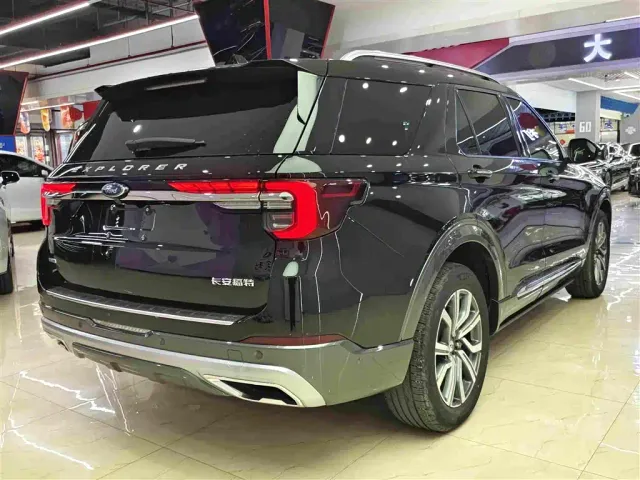 Ford Explorer — Фото автомобиля 10