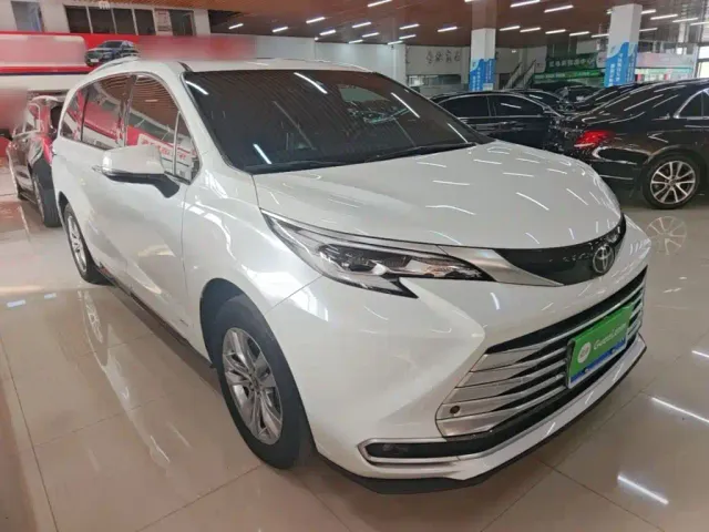 Toyota Sienna — Фото автомобиля 3