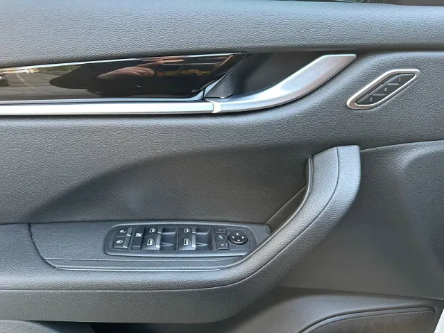 Maserati Levante — Фото автомобиля 6