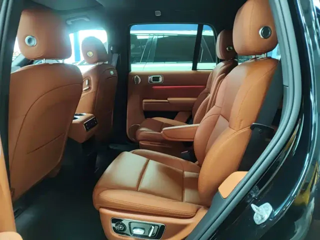 Li Auto L8 — Фото автомобиля 12