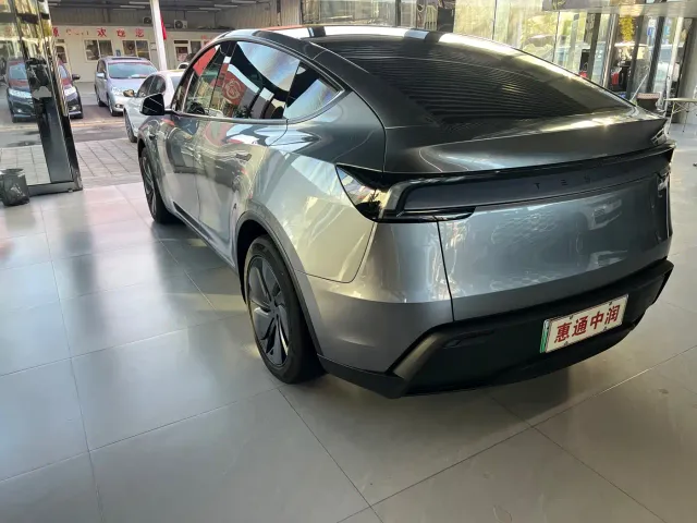 Tesla Model Y — Фото автомобиля 6