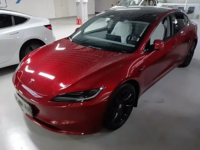 Фотография автомобиля — Tesla Model 3