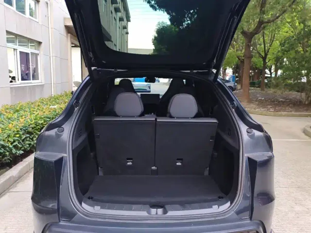 Tesla Model Y L — Фото автомобиля 18