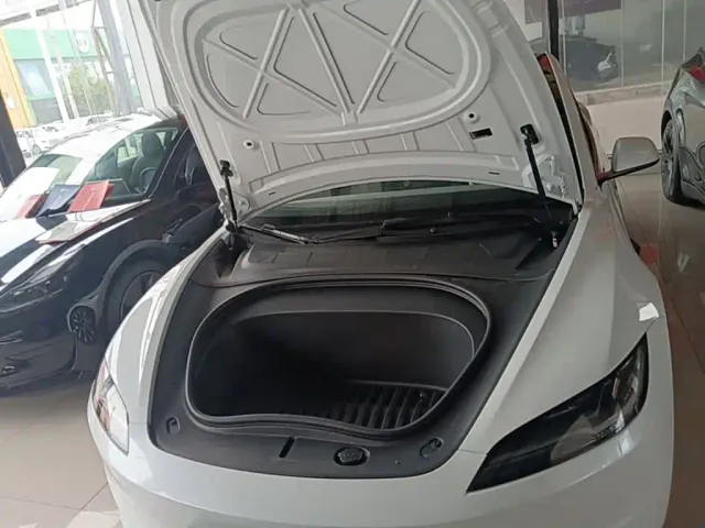 Tesla Model 3 — Фото автомобиля 19