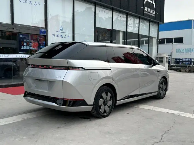 Xpeng X9 — Фото автомобиля 4