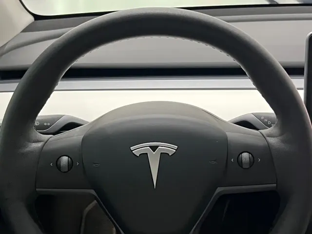 Tesla Model Y — Фото автомобиля 17