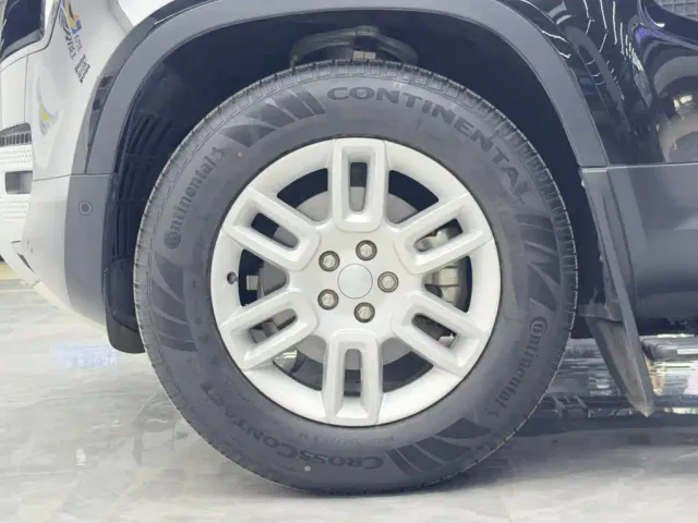 Land Rover Defender — Фото автомобиля 4