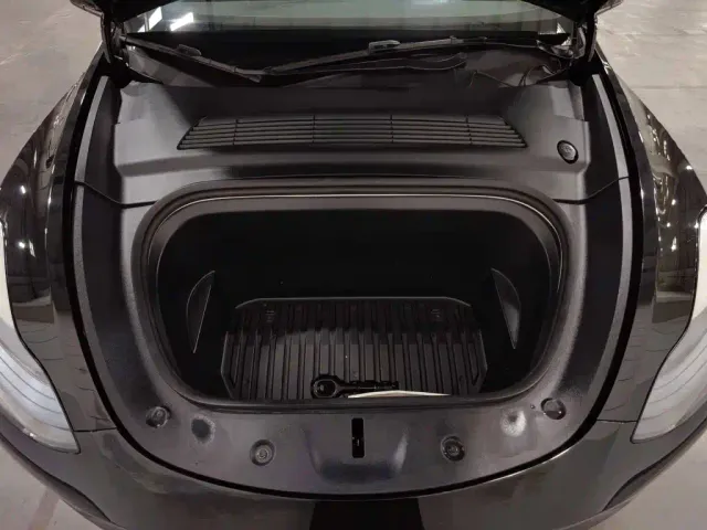 Tesla Model Y — Фото автомобиля 6