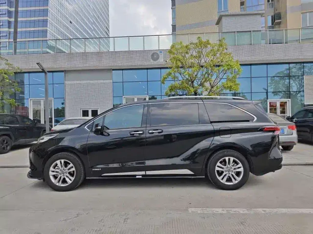 Toyota Sienna — Фото автомобиля 3