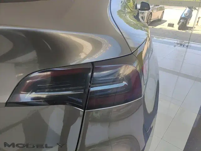Tesla Model Y — Фото автомобиля 23