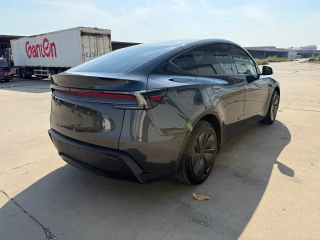 Tesla Model Y — Фото автомобиля 9