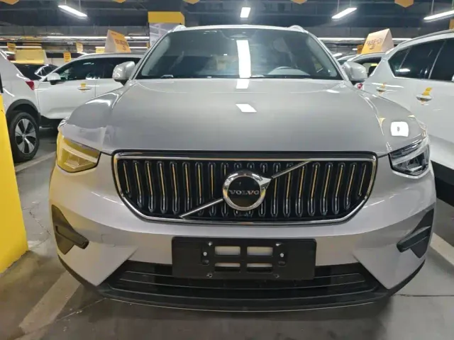 Volvo XC40 — Фото автомобиля 2