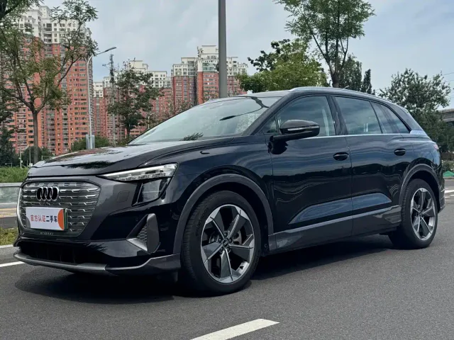 Фотография автомобиля — Audi Q5 e-tron